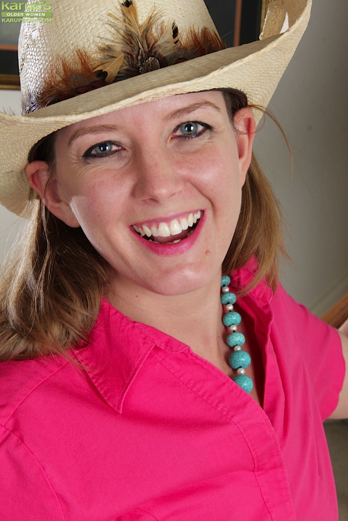 Tight Pussy Brunette Bitch Deliliah Is Having Fun With Her Shaved Hole Porn Pictures XXX Photos