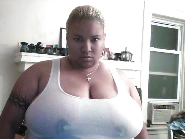巨大な乳房を持つセクシーな黒人女性
 #8551983