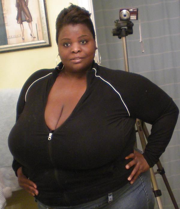 巨大な乳房を持つセクシーな黒人女性
 #8551985