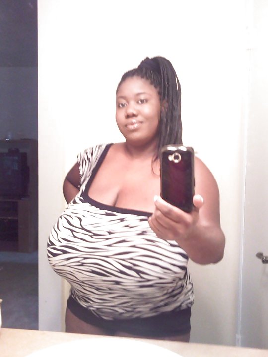 巨大な乳房を持つセクシーな黒人女性
 #8552000