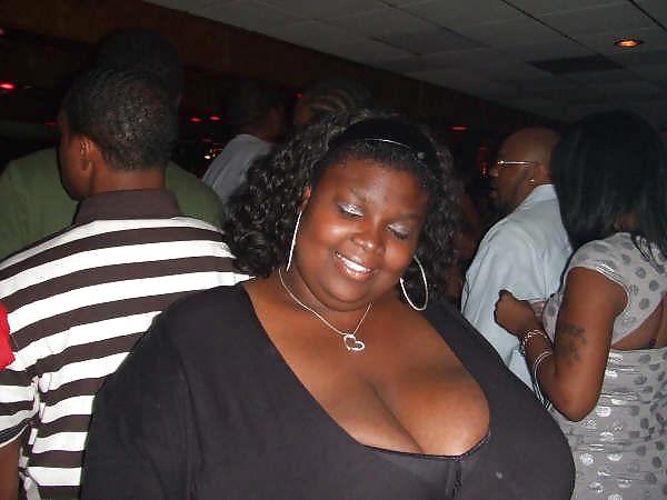 Sexy mujer negra con enormes tetas
 #8552039