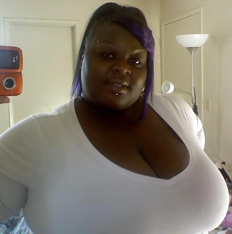 巨大な乳房を持つセクシーな黒人女性
 #8552080