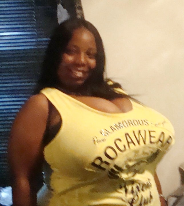 巨大な乳房を持つセクシーな黒人女性
 #8552093