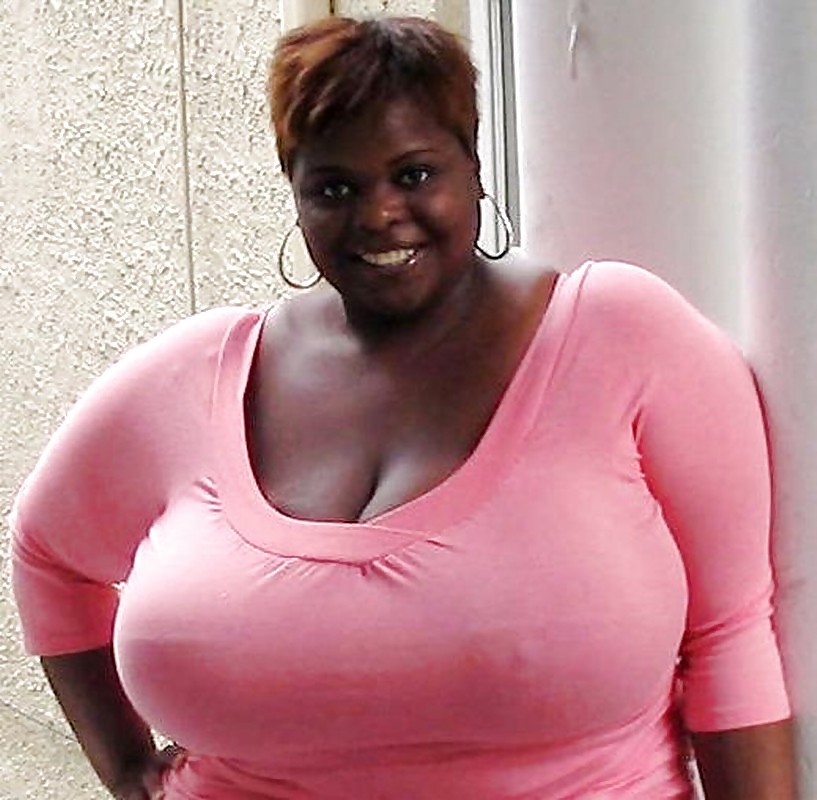 Sexy mujer negra con enormes tetas
 #8552107