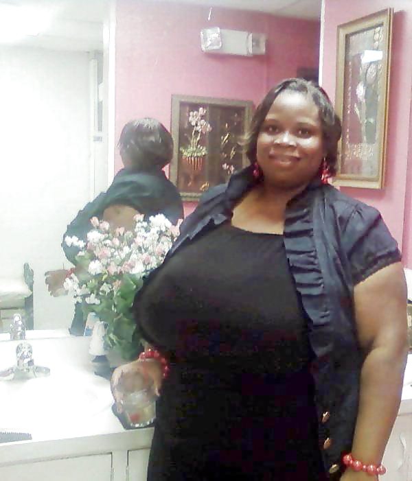 巨大な乳房を持つセクシーな黒人女性
 #8552111