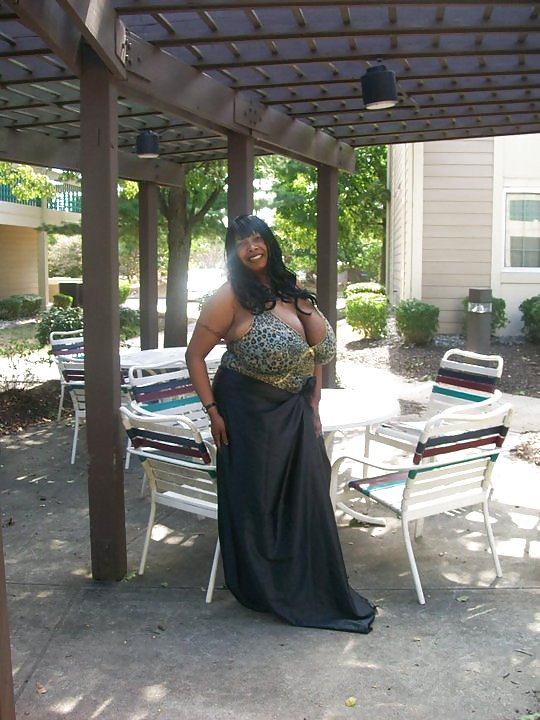 Sexy mujer negra con enormes tetas
 #8552121