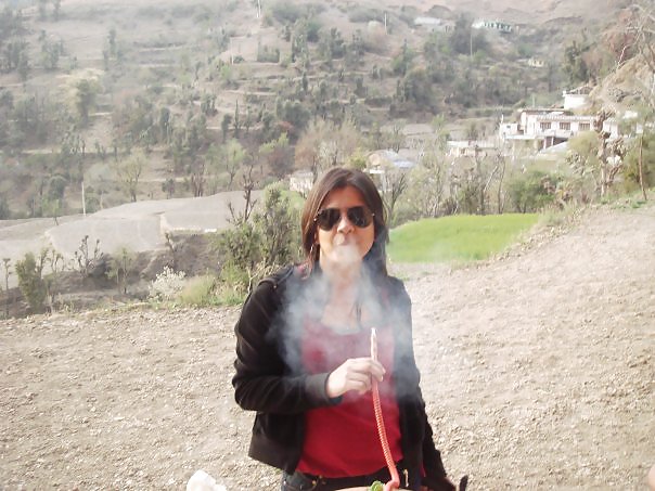 インドやパキスタンの女の子の喫煙が好きな男性のために
 #12102568