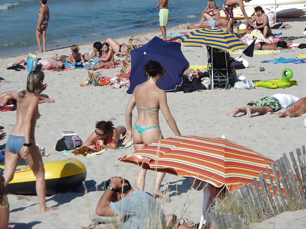 Voyeur - Nice girl in thong on the beach (in Corsica) #14748599