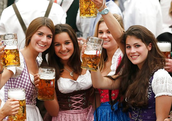 Karl grubers beerfest ragazze 3
 #18969756