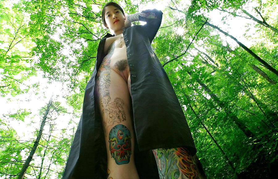 Tatooed yakuza babe nudo nella foresta - londonlad
 #8794222