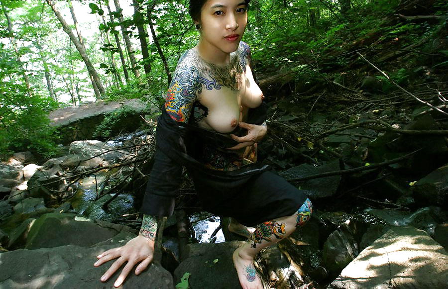 Tatooed yakuza babe nudo nella foresta - londonlad
 #8794232