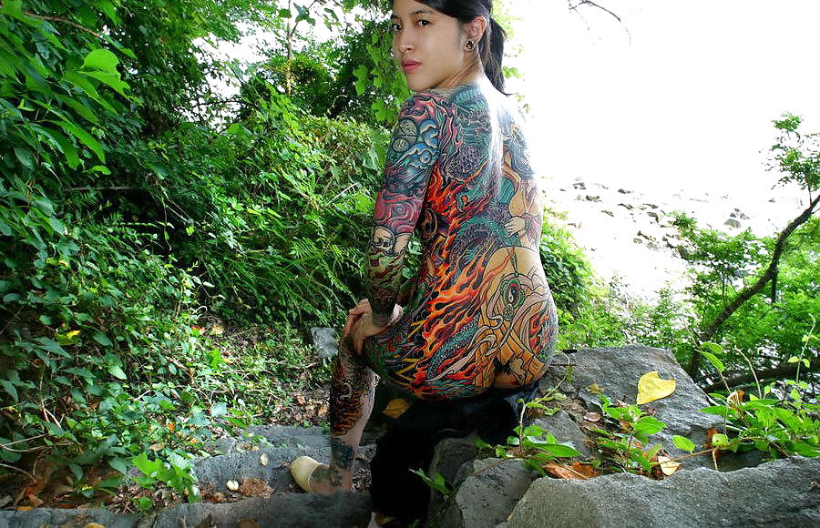 Tätowierten Yakuza Babe Nackt In Den Wald - Londonlad #8794243