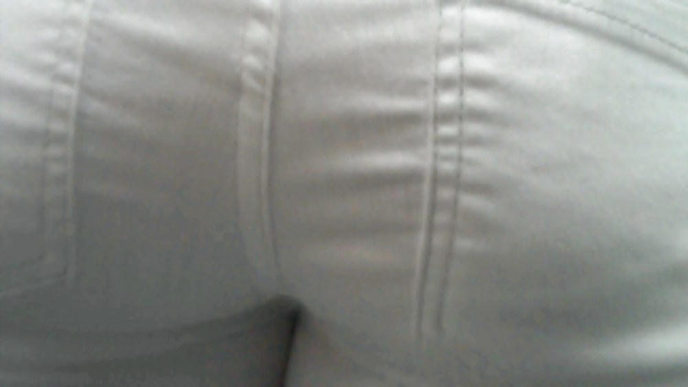 白いジーンズを履いたセクシーなお尻が印象的な女性
 #4209358