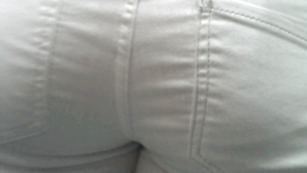 白いジーンズを履いたセクシーなお尻が印象的な女性
 #4209381