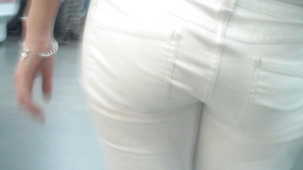 白いジーンズを履いたセクシーなお尻が印象的な女性
 #4209490