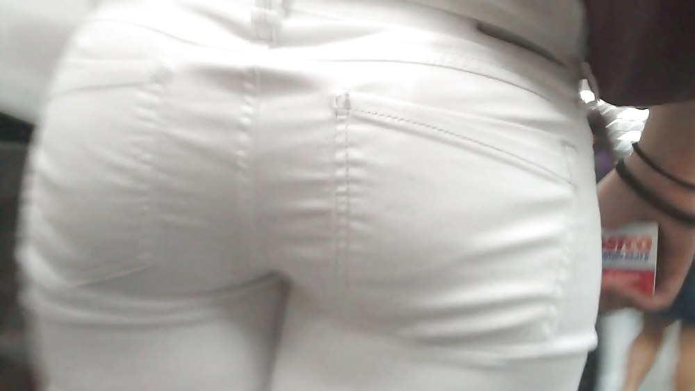 白いジーンズを履いたセクシーなお尻が印象的な女性
 #4209549