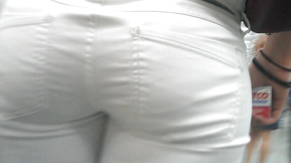 白いジーンズを履いたセクシーなお尻が印象的な女性
 #4209750
