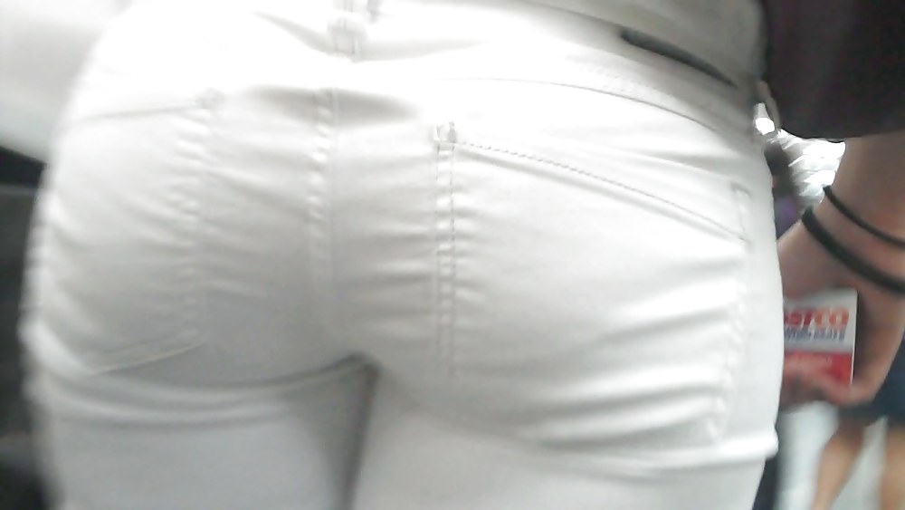 白いジーンズを履いたセクシーなお尻が印象的な女性
 #4209835