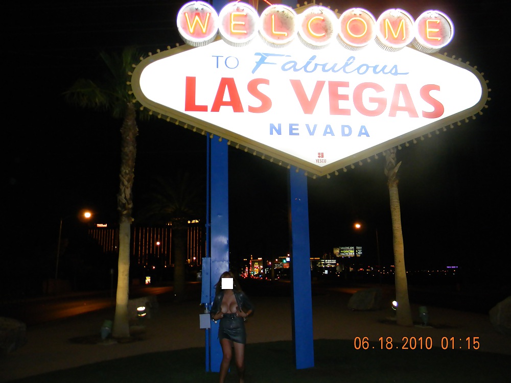 Nina latina che lampeggia al segno di Las Vegas
 #21384307
