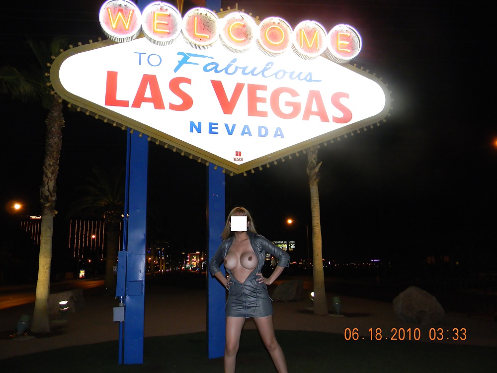 Nina latina che lampeggia al segno di Las Vegas
 #21384324