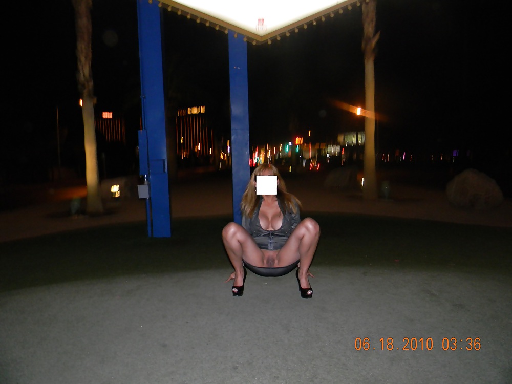 Nina latina che lampeggia al segno di Las Vegas
 #21384338