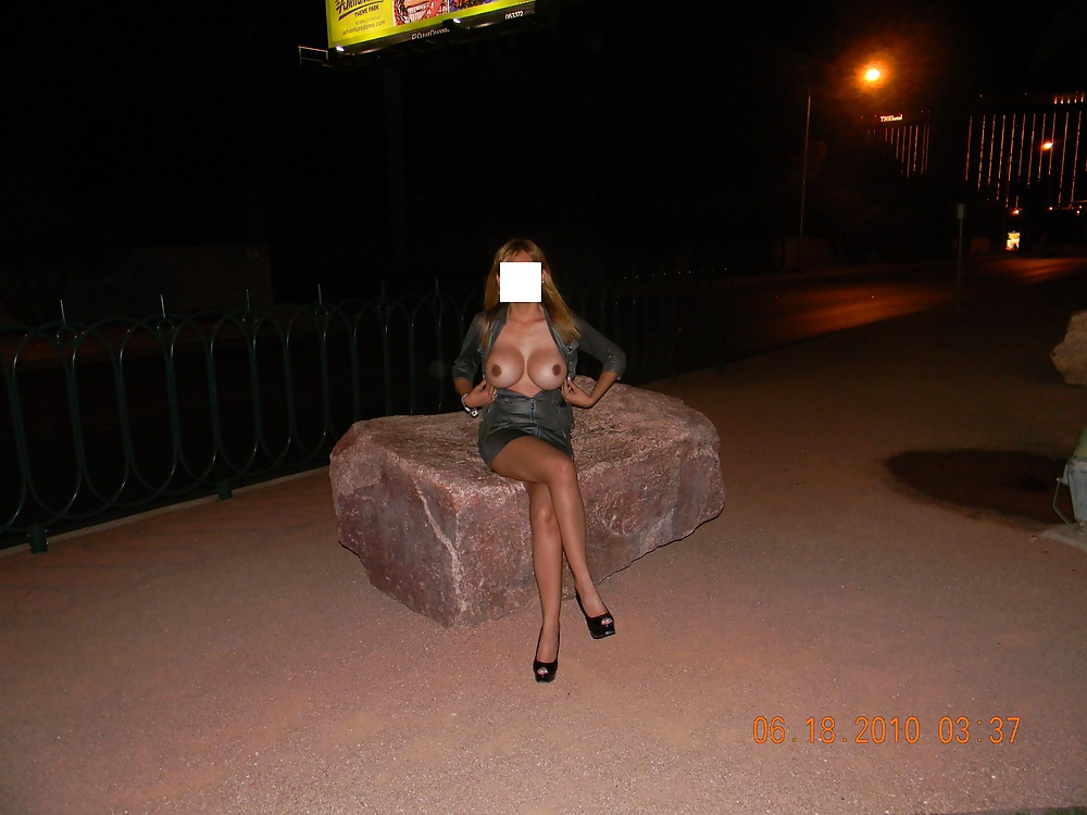 Nina latina che lampeggia al segno di Las Vegas
 #21384356