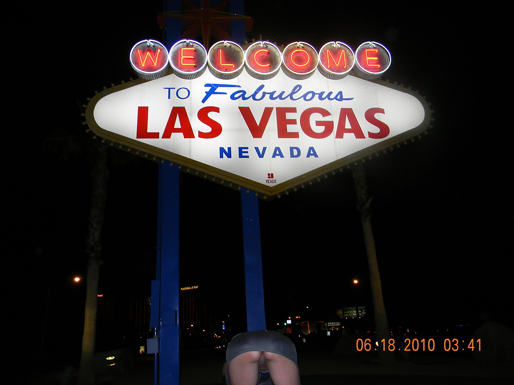 Nina latina che lampeggia al segno di Las Vegas
 #21384363