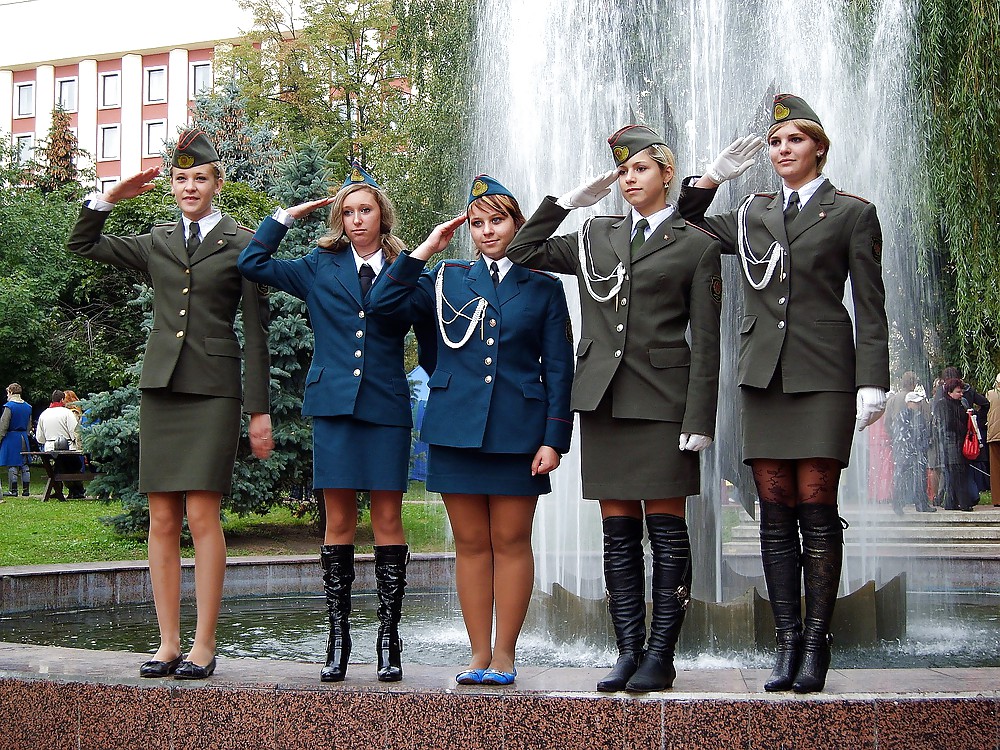 Mujeres en pantimedias y uniforme
 #18493889