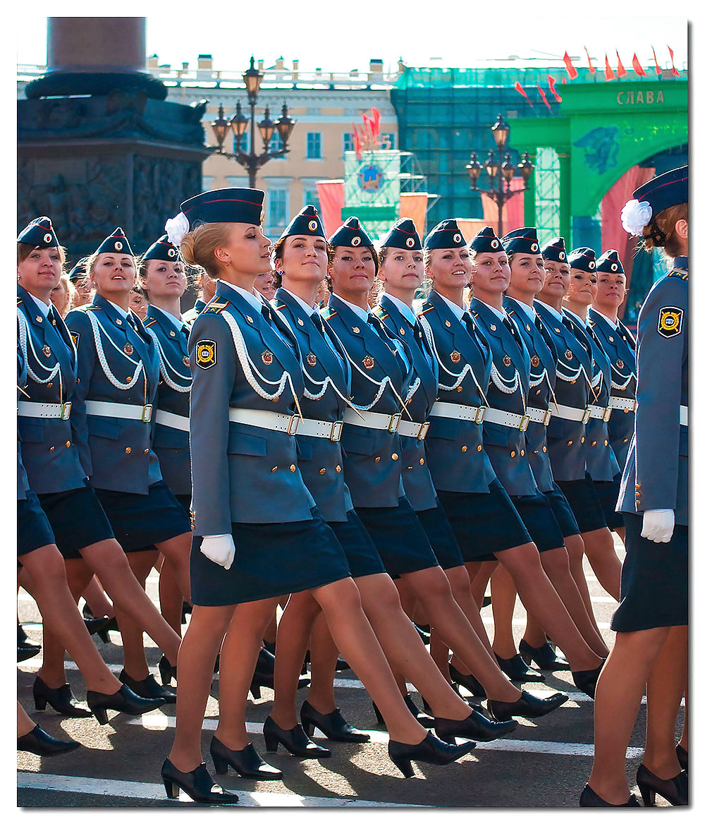 Frauen In Strumpfhosen Und Uniform #18493916