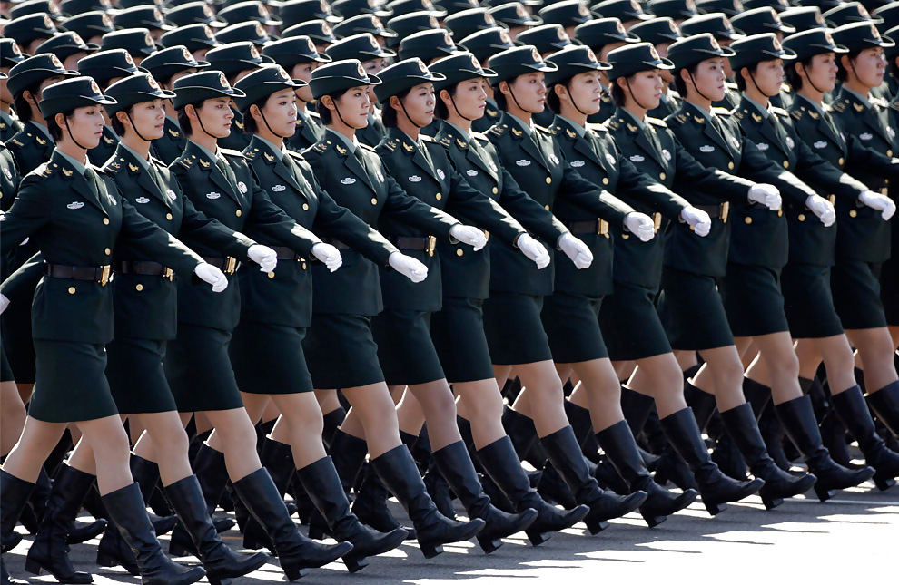 Mujeres en pantimedias y uniforme
 #18493946