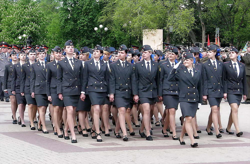 Mujeres en pantimedias y uniforme
 #18493970