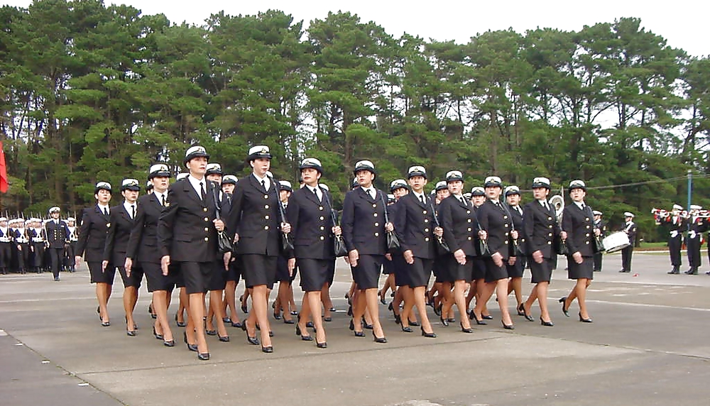 Mujeres en pantimedias y uniforme
 #18493987