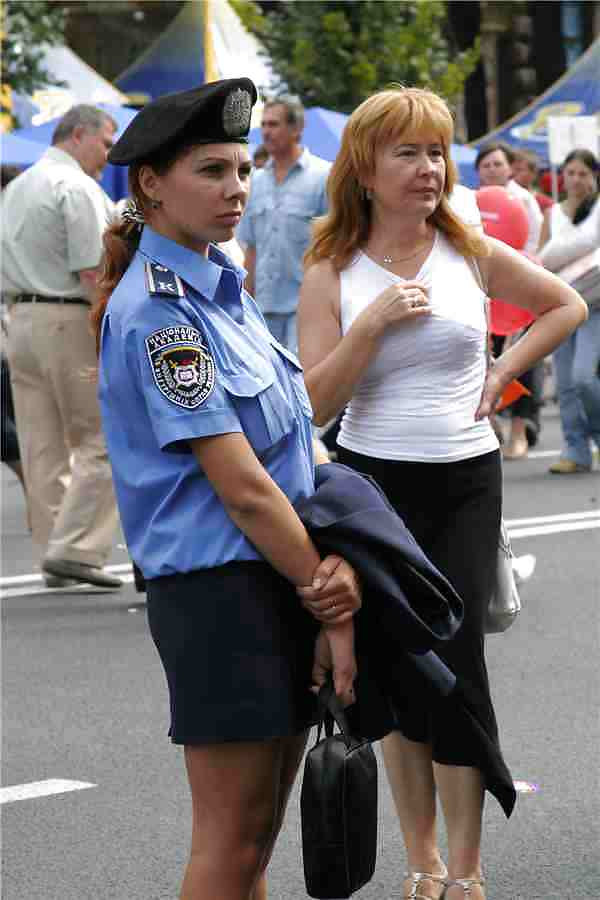 Frauen In Strumpfhosen Und Uniform #18494029