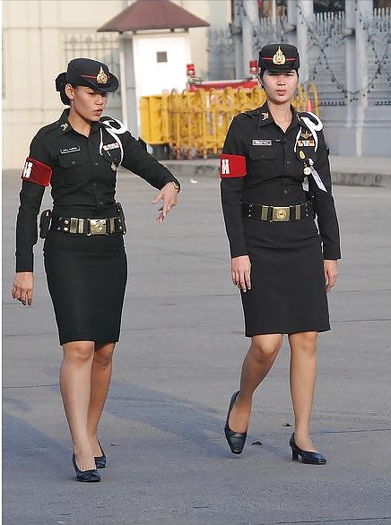 Mujeres en pantimedias y uniforme
 #18494045