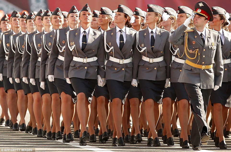 Mujeres en pantimedias y uniforme
 #18494052