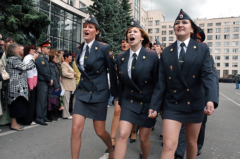 Mujeres en pantimedias y uniforme
 #18494058