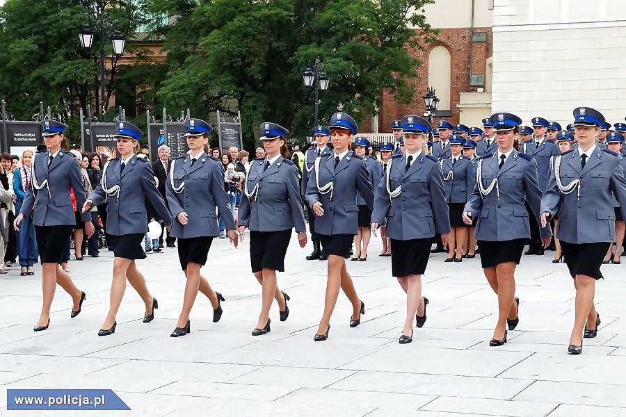 Mujeres en pantimedias y uniforme
 #18494110