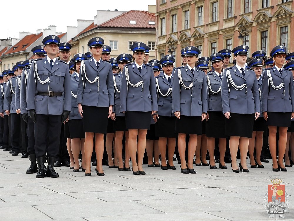 Mujeres en pantimedias y uniforme
 #18494119
