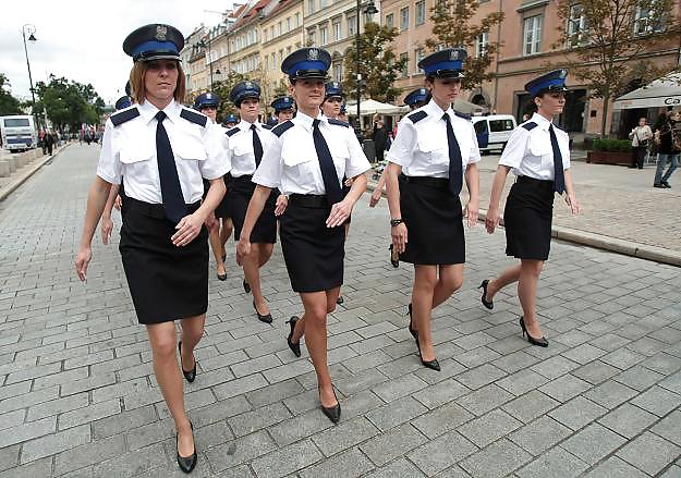 Mujeres en pantimedias y uniforme
 #18494125