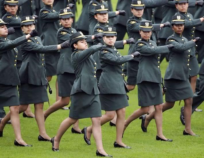 Donne in collant e uniforme
 #18494137