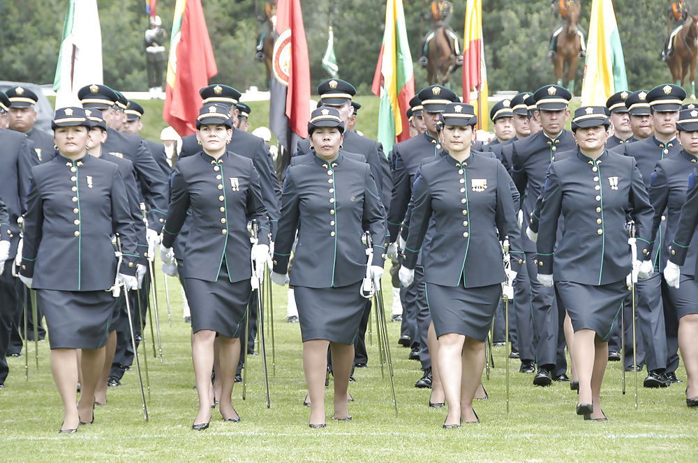 Mujeres en pantimedias y uniforme
 #18494158