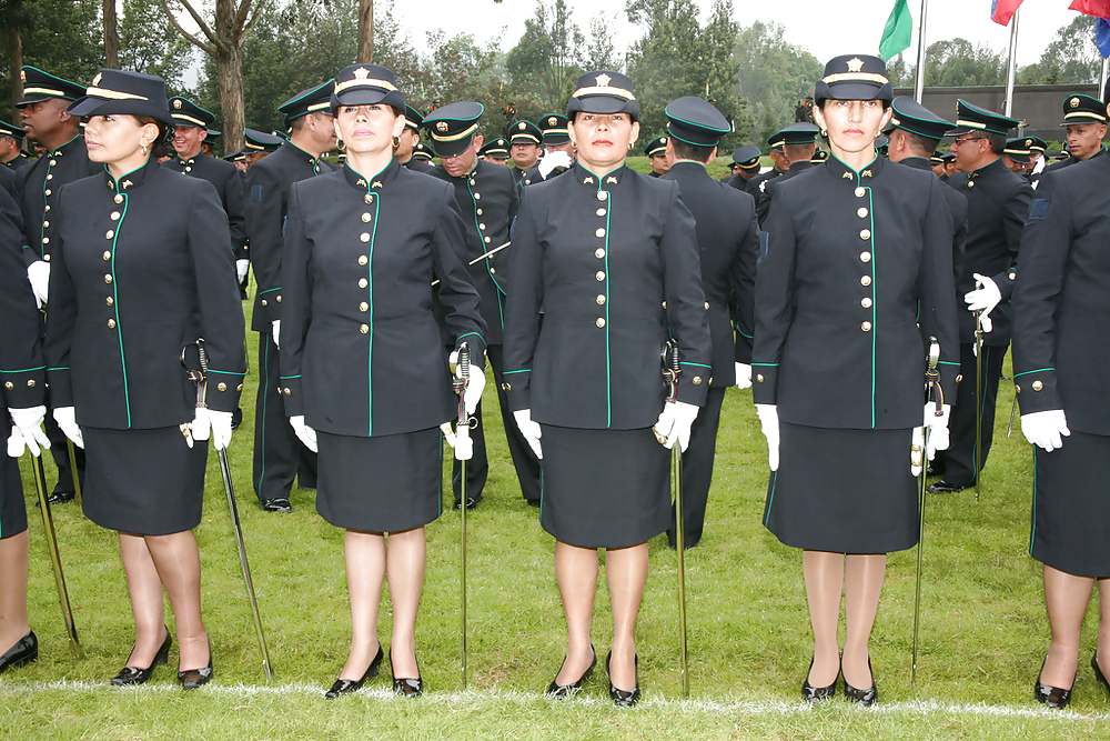 Mujeres en pantimedias y uniforme
 #18494171