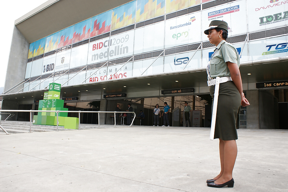 Mujeres en pantimedias y uniforme
 #18494179