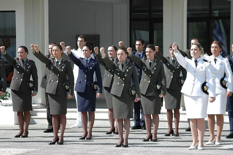 Mujeres en pantimedias y uniforme
 #18494197