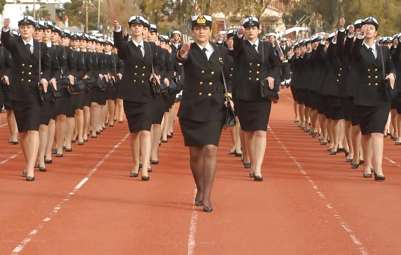 Mujeres en pantimedias y uniforme
 #18494211