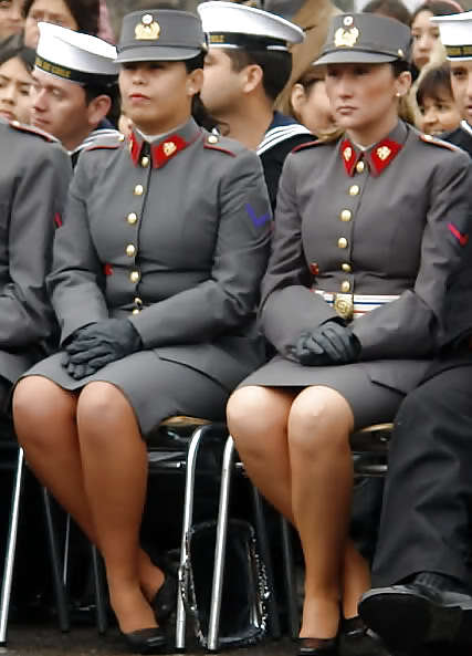 Mujeres en pantimedias y uniforme
 #18494221