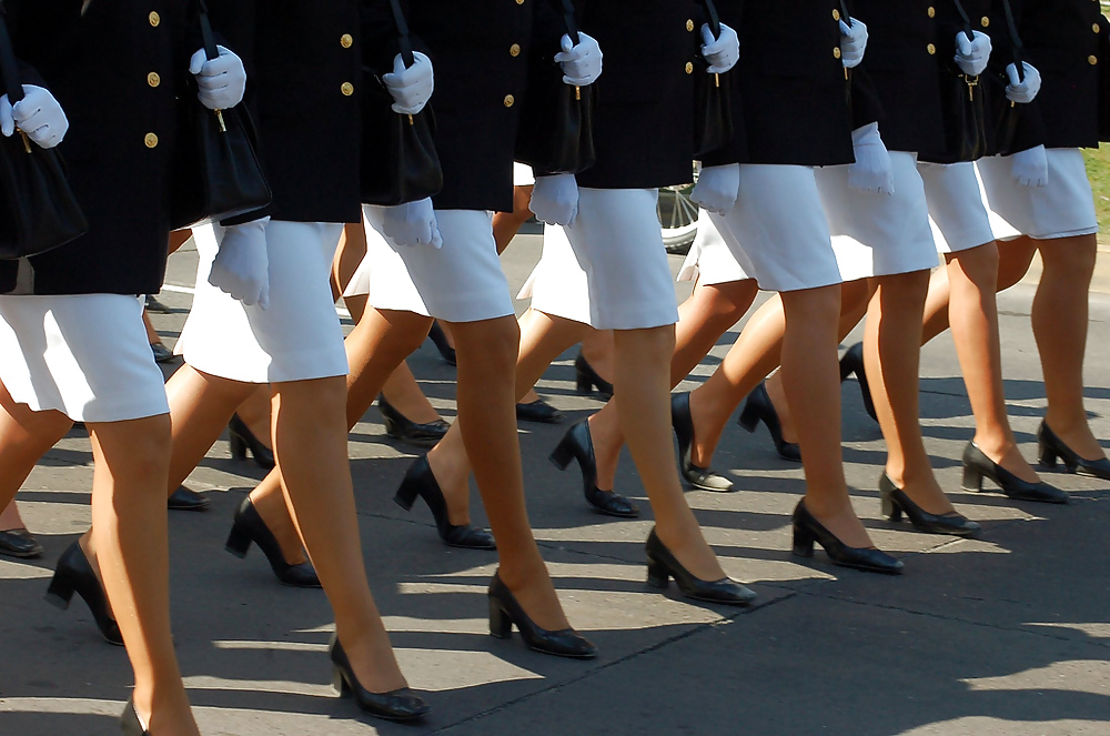 Mujeres en pantimedias y uniforme
 #18494231