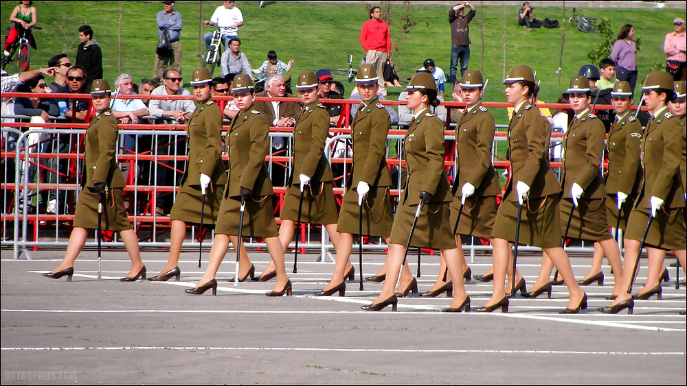 Frauen In Strumpfhosen Und Uniform #18494241