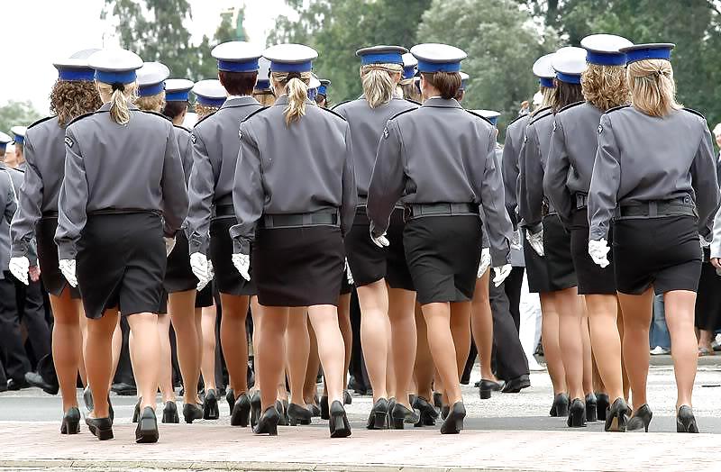 Mujeres en pantimedias y uniforme
 #18494277