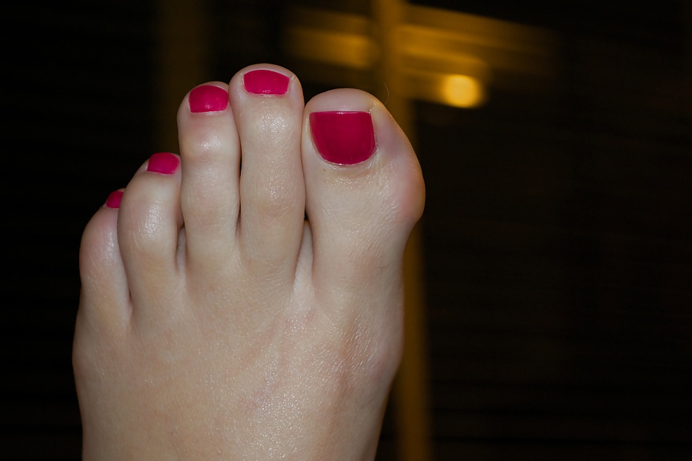 Le lunghe dita dei piedi e i piedi rossi di Jackie.
 #18882919